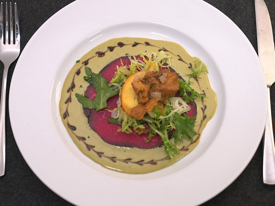 Marinierte Rinderfiletscheiben mit Thunfisch-Limonen-Creme und Salat ...
