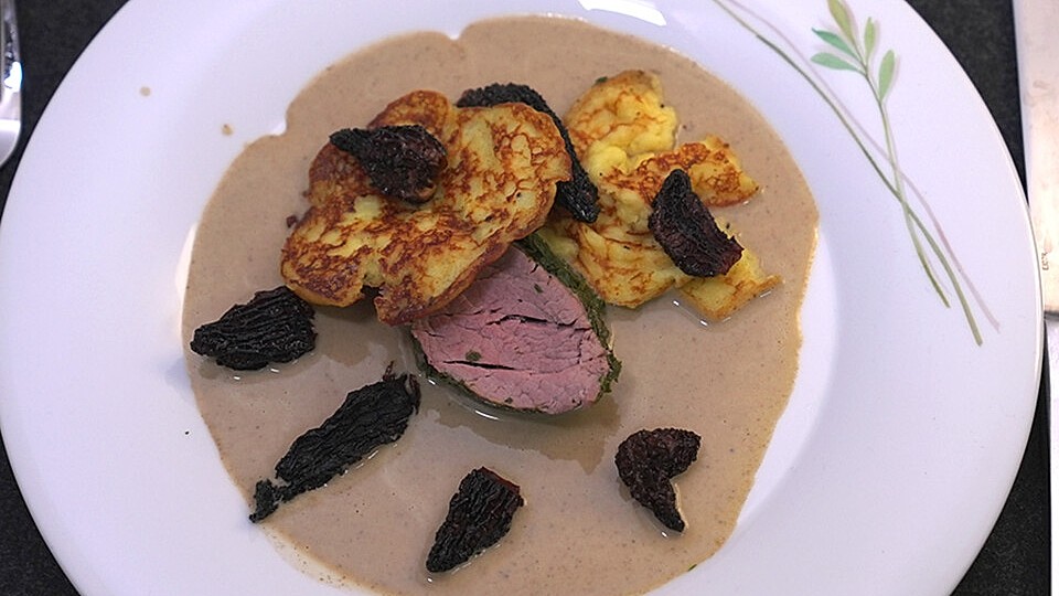 Pochiertes Kalbsfilet in Wildkräutern mit Morcheln, dazu Kartoffelblini ...