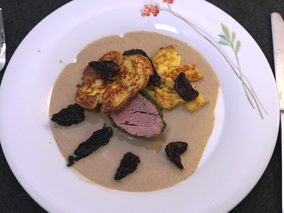 Pochiertes Kalbsfilet in Wildkräutern mit Morcheln, dazu Kartoffelblini ...