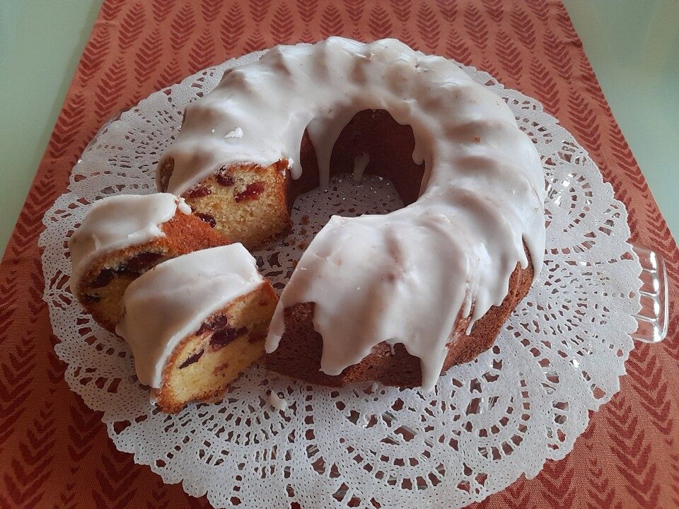 Kleiner Gugelhupf mit Cranberrys und Zitronenglasur von Anaid55| Chefkoch