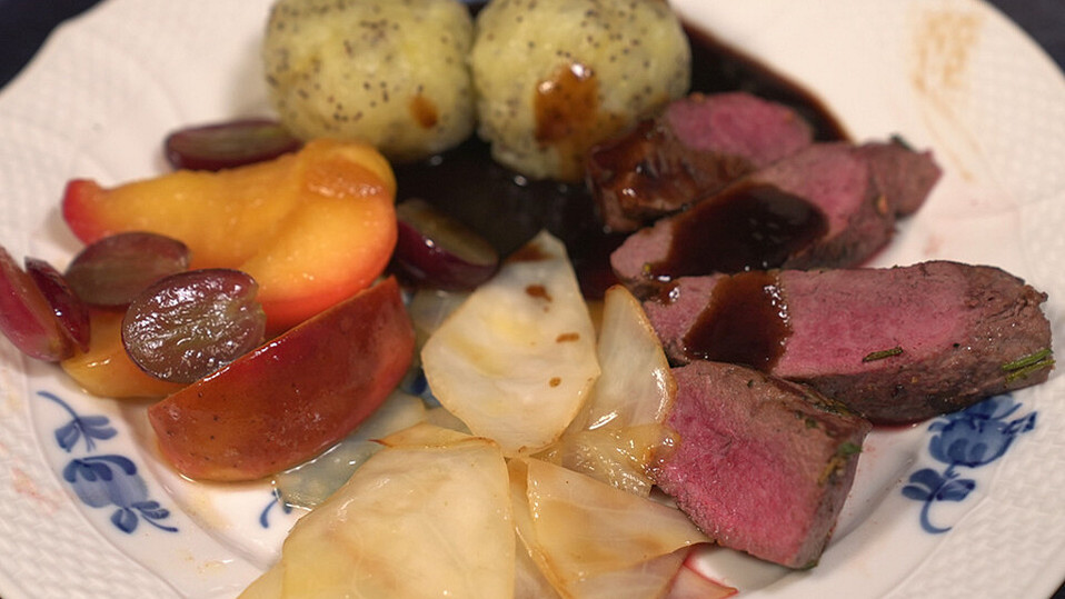 Rehrücken mit Sauce, Knödeln, karamellisierten Lorbeer-Äpfeln und ...