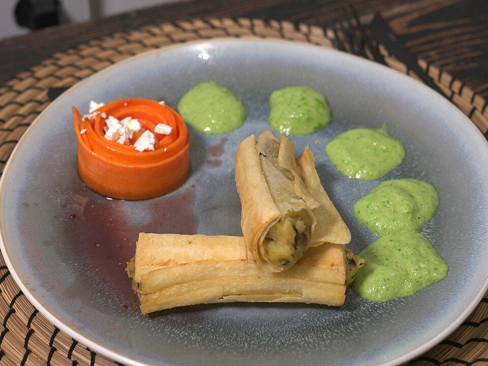 Filoteigröllchen mit Pilz-Kartoffel-Füllung und Spinatmousse von ...