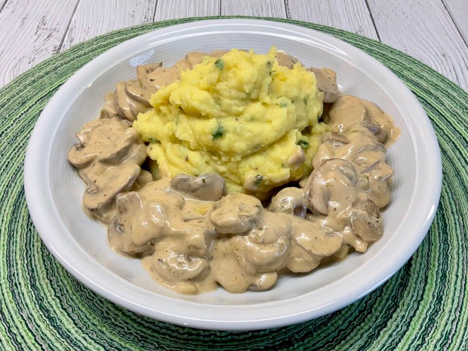 Schnittlauch-Kartoffelstampf mit Champignon-Bratwurst-Sauce von ... Schnittlauch-Kartoffelstampf mit Champignon-Bratwurst-Sauce von ...
