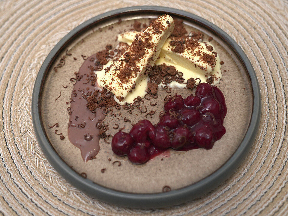Eierlikör-Parfait auf einem Schokospiegel mit Kirschsauce und Cookie ...