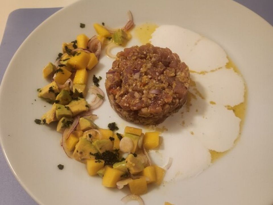 Thunfischtatar mit Mango-Avocado-Salat und Passionsfrucht von IRPU ...