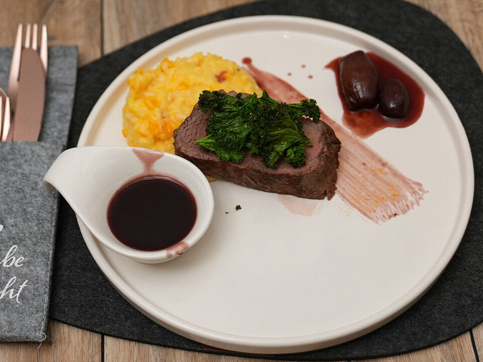 Rinderfilet mit Rotweinsauce, Rotweinschalotten, Kürbisrisotto und ... Rinderfilet mit Rotweinsauce, Rotweinschalotten, Kürbisrisotto und ...