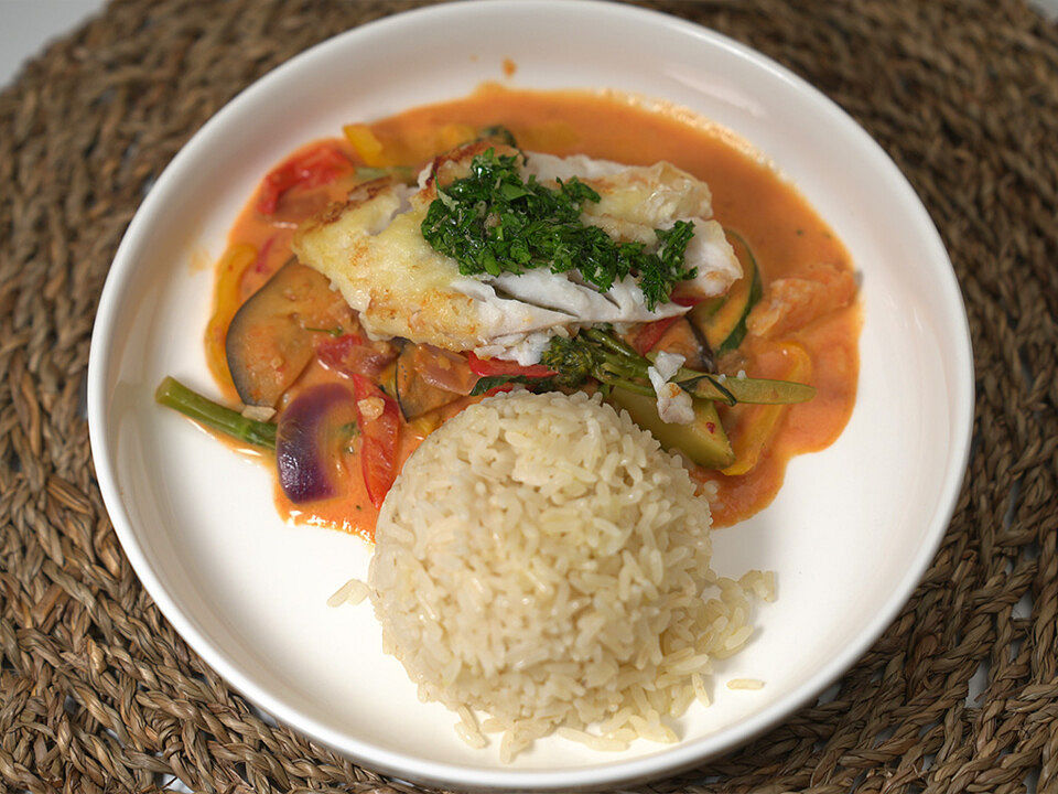 Fisch in Kokos-Kurkuma-Sauce mit knackigem Gemüse und Reis von ...