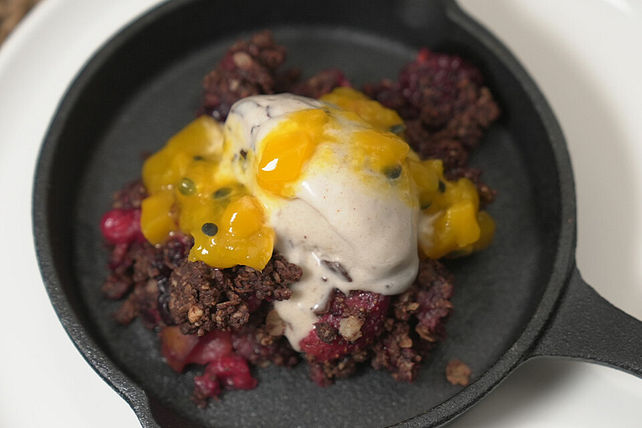 Schoko-Apfel-Beeren-Crumble mit Stracciatella-Bananen-Tahin-Eis und ... Schoko-Apfel-Beeren-Crumble mit Stracciatella-Bananen-Tahin-Eis und ...