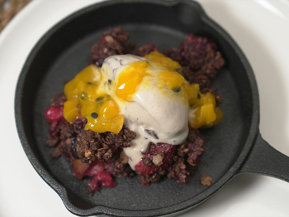 Schoko-Apfel-Beeren-Crumble mit Stracciatella-Bananen-Tahin-Eis und ...