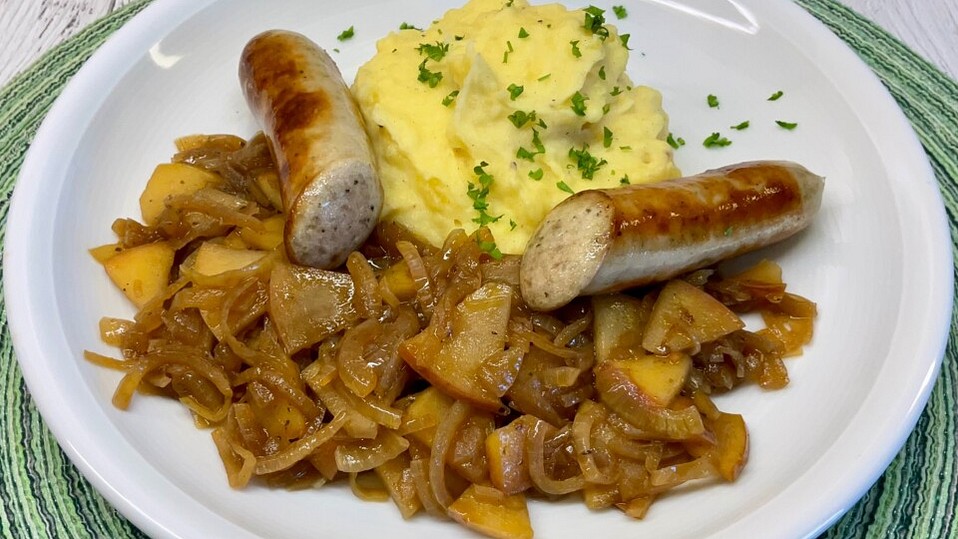 Kartoffelpüree mit Apfel-Zwiebelgemüse und Bratwurst von Mooreule