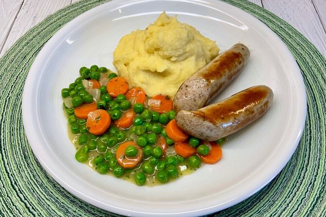 Kartoffelpüree mit Möhren, Erbsen und Bratwurst von Mooreule| Chefkoch