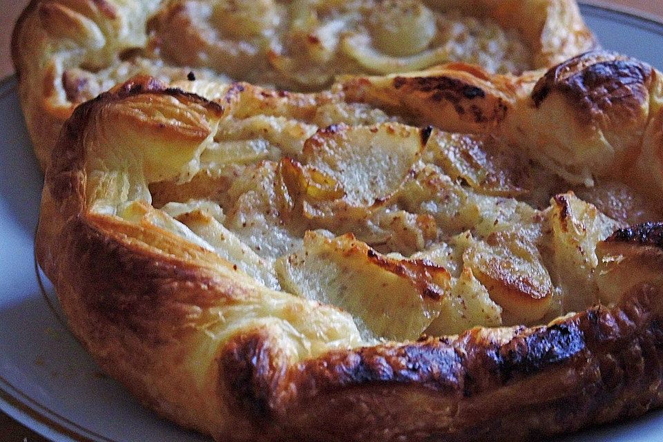 Zwiebel - Birnenragout auf Blätterteig