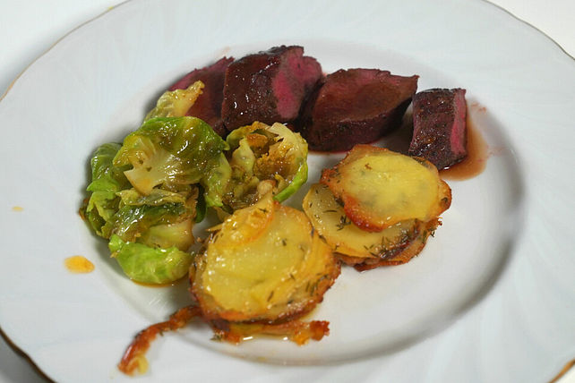 Von der Wiese erlegt – Rehrücken mit Kartoffelstapel und ...