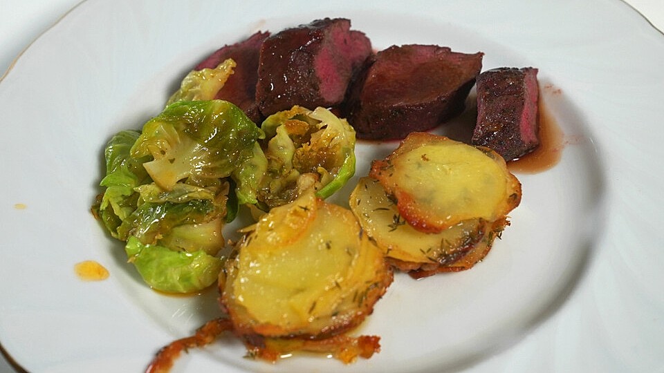 Von der Wiese erlegt – Rehrücken mit Kartoffelstapel und ...