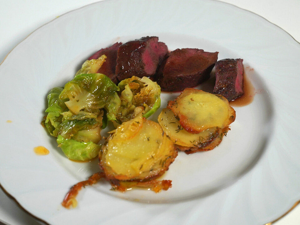 Von der Wiese erlegt – Rehrücken mit Kartoffelstapel und ...