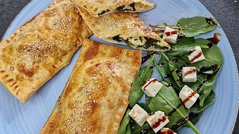 Knusprige Flammkuchentaschen mit Feta und Spinat aus dem Airfryer von Henglein