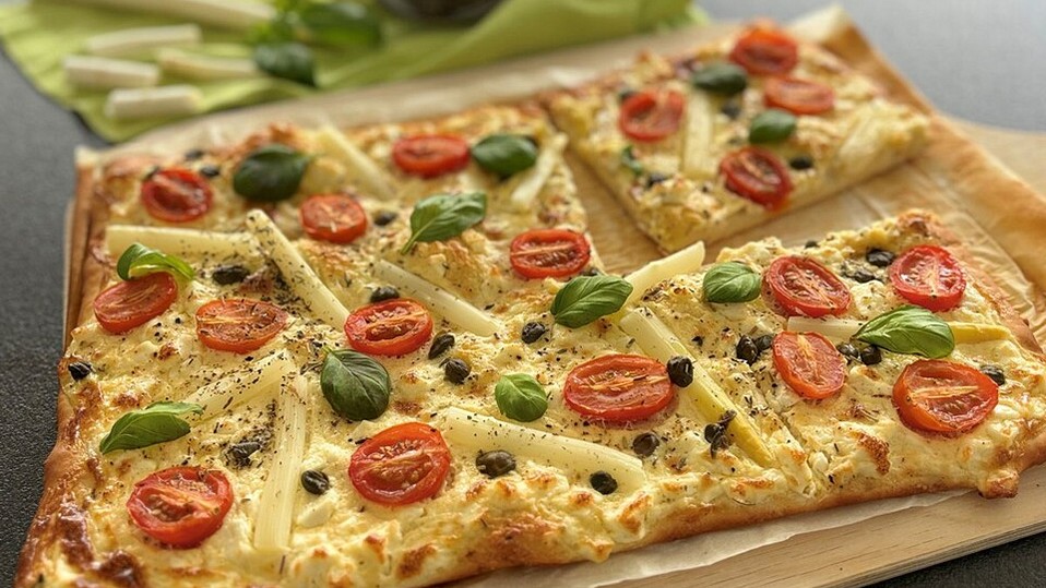 Frühlingspizza mit Spargel und Schafskäse von Henglein Frühlingspizza mit Spargel und Schafskäse von Henglein