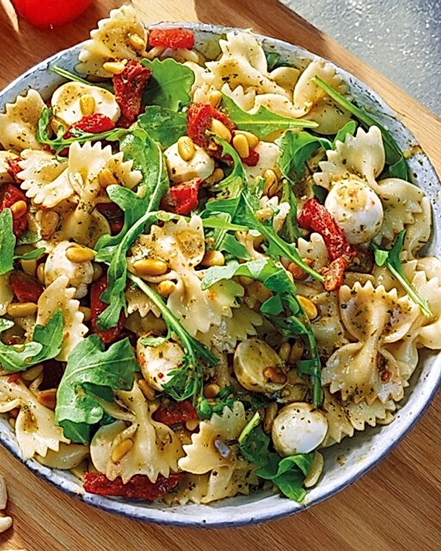 Bunter mediterraner Nudelsalat