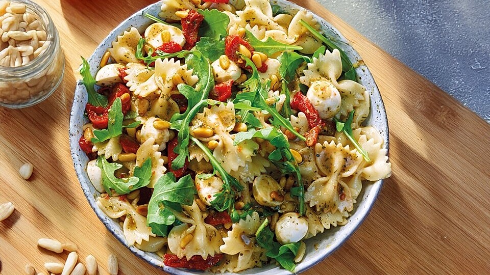 Bunter mediterraner Nudelsalat