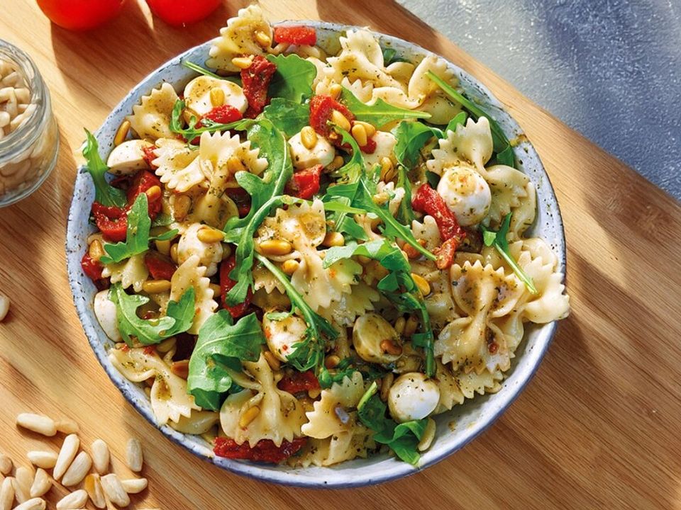 Bunter-mediterraner-Nudelsalat