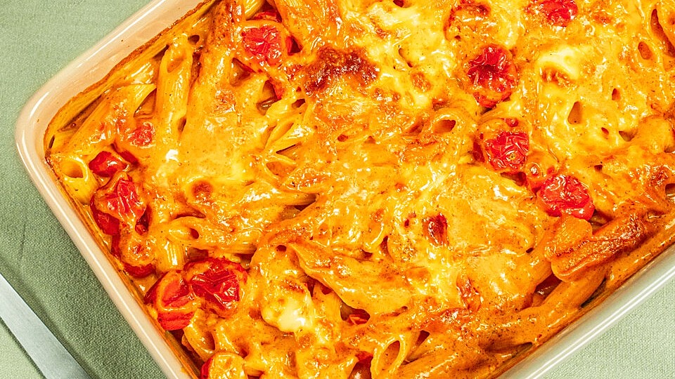 Cremiger Nudelauflauf mit würziger Tomatensauce von Ostmann