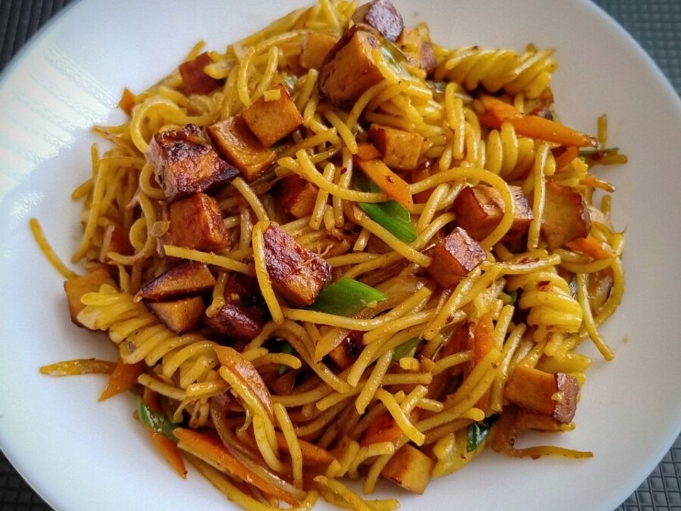 Gebratene Nudeln nach asiatischer Art mit Leberkäse von zuiko| Chefkoch