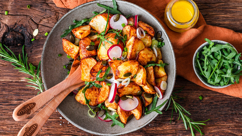 Röstkartoffelsalat mit Knoblauch-Senf-Vinaigrette von Bertolli Röstkartoffelsalat mit Knoblauch-Senf-Vinaigrette von Bertolli