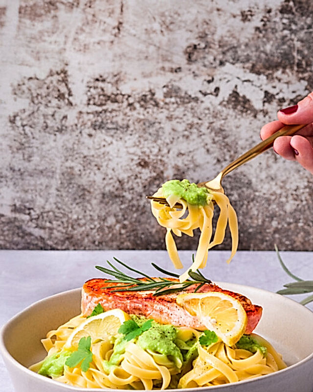Pasta mit grüner Spargelsauce und Lachs