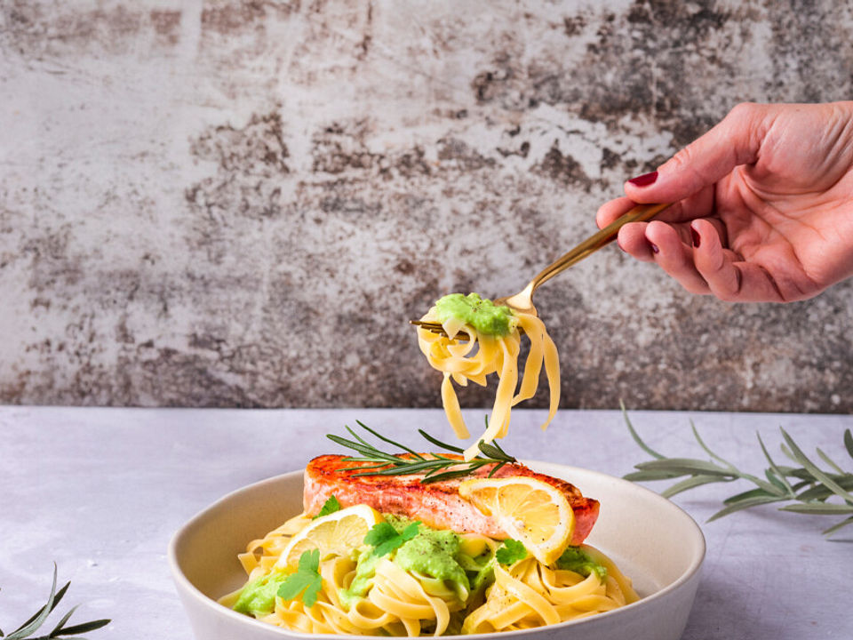 Pasta mit grüner Spargelsauce und Lachs von Bertolli| Chefkoch