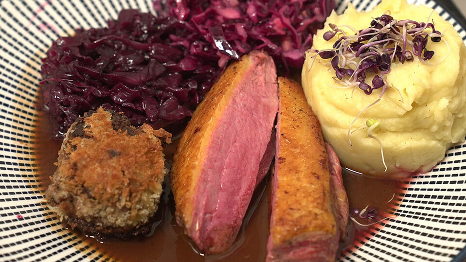 Aus der Luft und der Erde - Ente, Rotkohl, Kartoffelpüree von ... Aus der Luft und der Erde - Ente, Rotkohl, Kartoffelpüree von ...