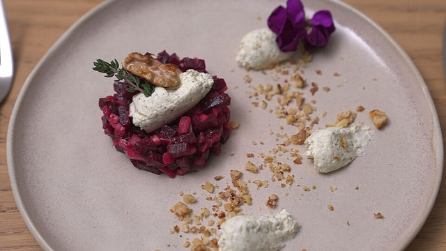 Rote Bete-Tatar mit Meerrettich-Creme und karamellisierten Walnüssen ... Rote Bete-Tatar mit Meerrettich-Creme und karamellisierten Walnüssen ...