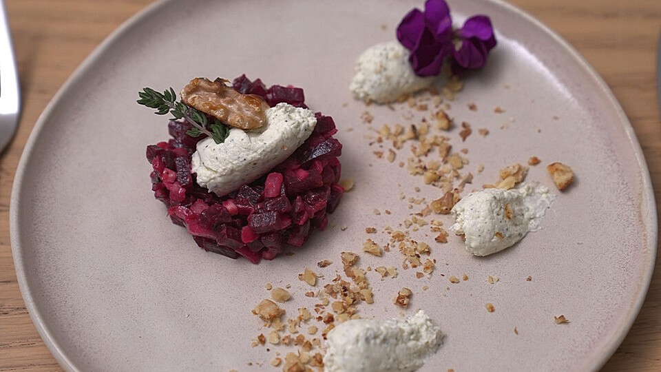 Rote Bete-Tatar mit Meerrettich-Creme und karamellisierten Walnüssen ...