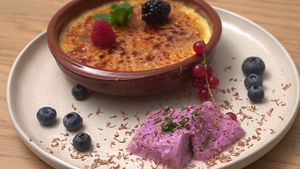 Verführerische Crème brûlée mit cremigem Früchtequark von ...
