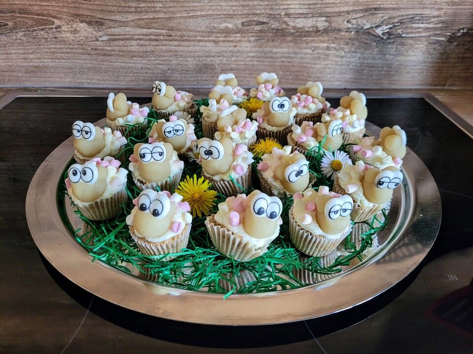 Mini-Schäfchen-Cupcakes mit Zitronenfrosting von Schlecker-Hörnchen ... Mini-Schäfchen-Cupcakes mit Zitronenfrosting von Schlecker-Hörnchen ...