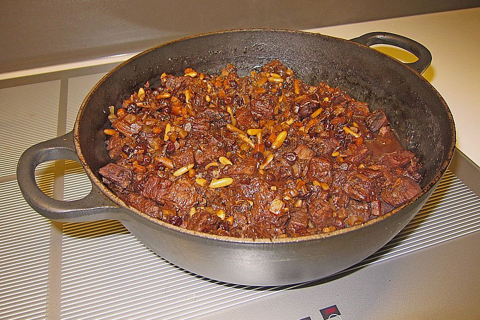 Hirschragout mit Grappa und Pinienkernen