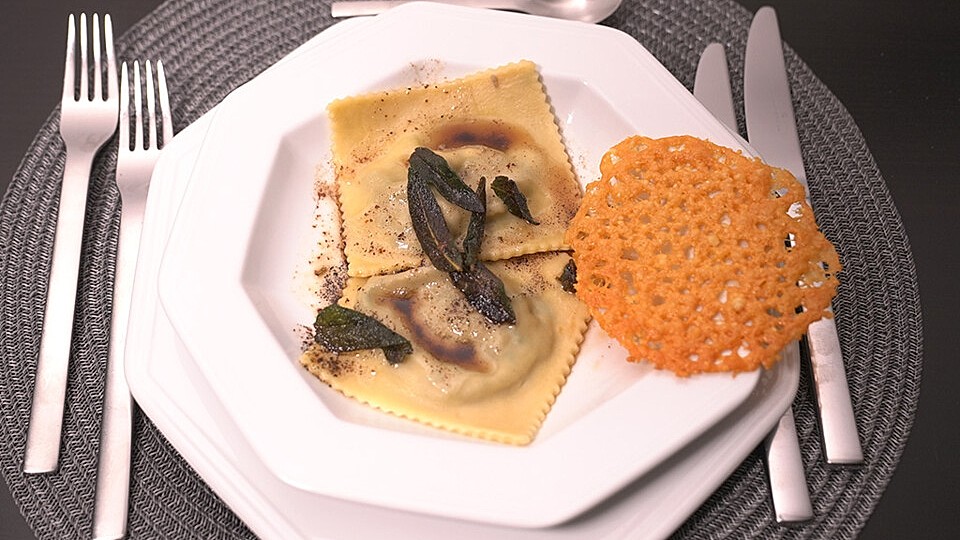Italien - Ravioli mit Pilzfüllung und Salbeibutter von ...