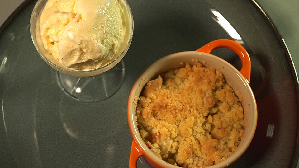 Apple Crumble mit Vanilleeis von DasperfekteDinner| Chefkoch