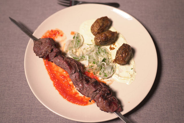 Schaschlik über Holzkohle gegrillt, dazu Zwiebeln in Essig mariniert ... Schaschlik über Holzkohle gegrillt, dazu Zwiebeln in Essig mariniert ...