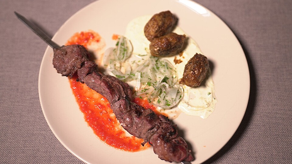 Schaschlik über Holzkohle gegrillt, dazu Zwiebeln in Essig mariniert ...