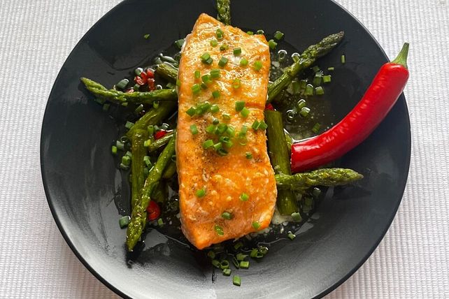 Grüner Spargel gebraten mit Lachs und Zitronenbutter von SessM| Chefkoch