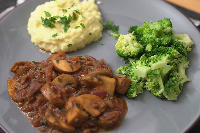 Parmesan-Kartoffelstampf mit Maronen-Pilz-Ragout und in Knoblauch ...