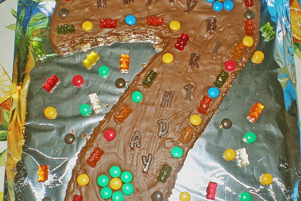 Bunter Geburtstagskuchen mit Waffelröllchen-Mandel-Kerzen Bunter Geburtstagskuchen mit Waffelröllchen-Mandel-Kerzen