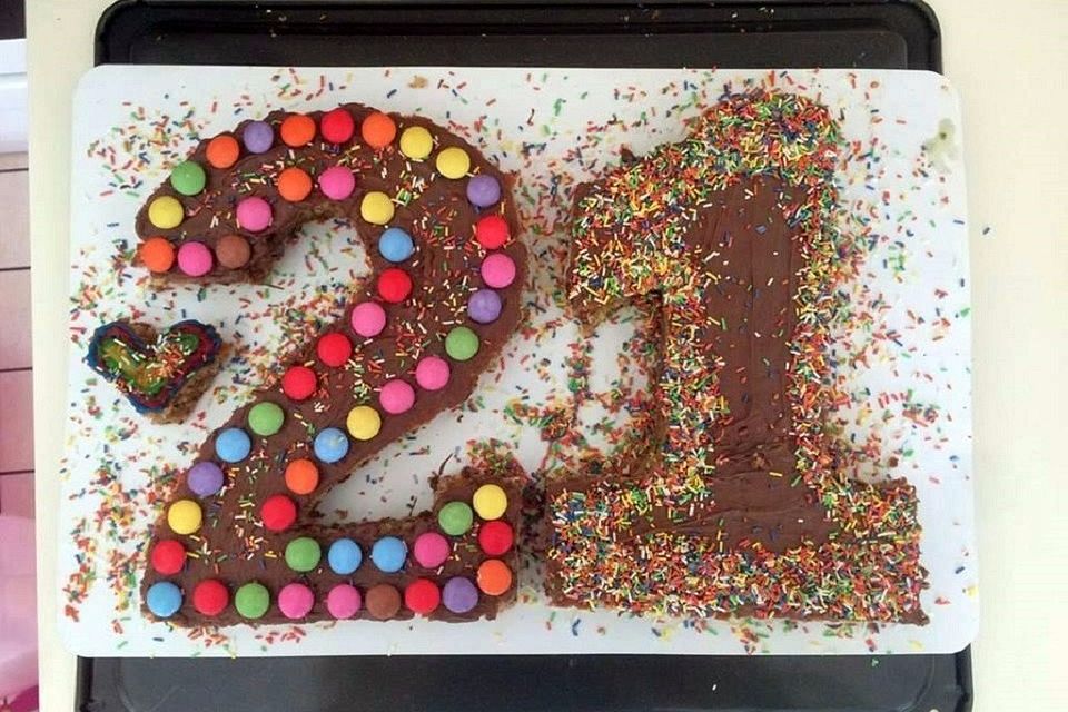 Bunter Geburtstagskuchen mit Waffelröllchen-Mandel-Kerzen Bunter Geburtstagskuchen mit Waffelröllchen-Mandel-Kerzen