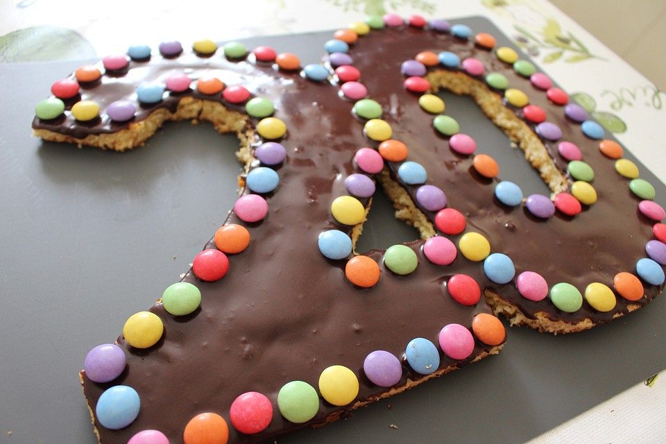 Bunter Geburtstagskuchen mit Waffelröllchen-Mandel-Kerzen Bunter Geburtstagskuchen mit Waffelröllchen-Mandel-Kerzen