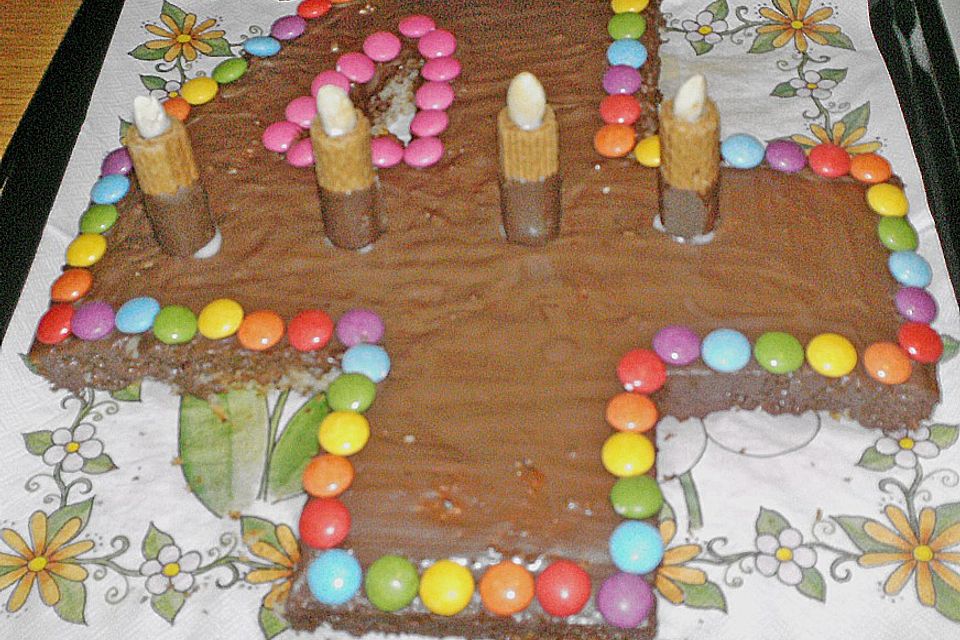 Bunter Geburtstagskuchen mit Waffelröllchen-Mandel-Kerzen Bunter Geburtstagskuchen mit Waffelröllchen-Mandel-Kerzen