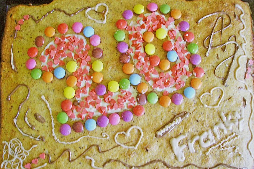 Bunter Geburtstagskuchen mit Waffelröllchen-Mandel-Kerzen Bunter Geburtstagskuchen mit Waffelröllchen-Mandel-Kerzen