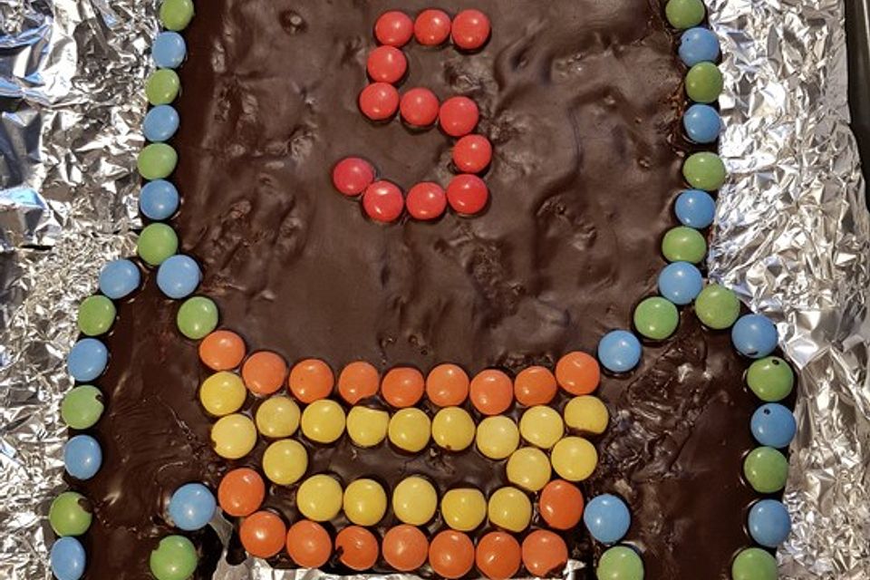 Bunter Geburtstagskuchen mit Waffelröllchen-Mandel-Kerzen Bunter Geburtstagskuchen mit Waffelröllchen-Mandel-Kerzen