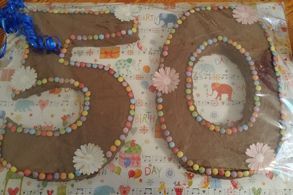 Bunter Geburtstagskuchen mit Waffelröllchen-Mandel-Kerzen Bunter Geburtstagskuchen mit Waffelröllchen-Mandel-Kerzen