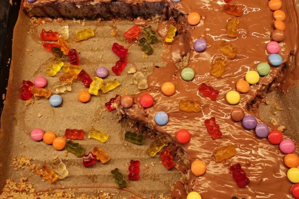 Bunter Geburtstagskuchen mit Waffelröllchen-Mandel-Kerzen Bunter Geburtstagskuchen mit Waffelröllchen-Mandel-Kerzen