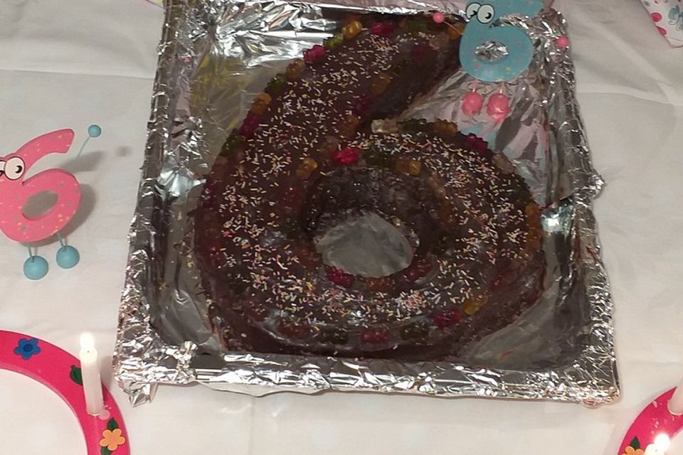Bunter Geburtstagskuchen mit Waffelröllchen-Mandel-Kerzen Bunter Geburtstagskuchen mit Waffelröllchen-Mandel-Kerzen